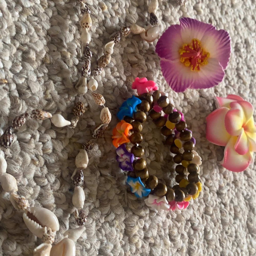 Hawaiian necklace bracelet and two hair clips